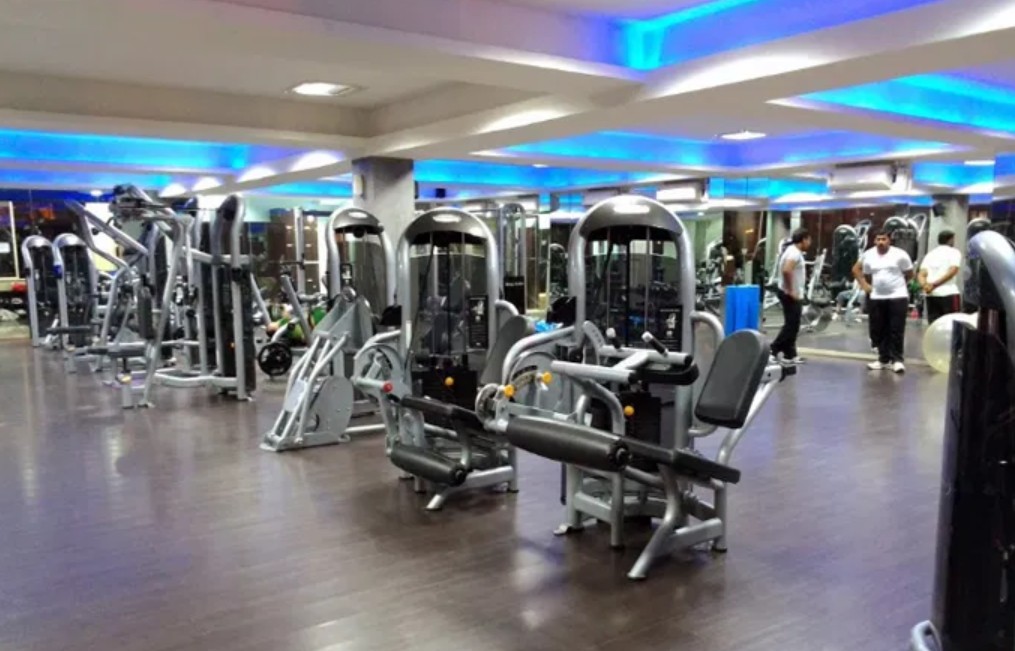 Modern 24-hour gym facility with heart-rate monitoring technology at Snap Fitness India