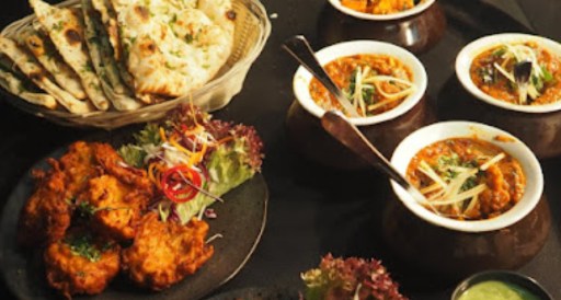 Balanced home-style Bangalore tiffin meal on a plate with rice, roti, dal, and vegetable curry.