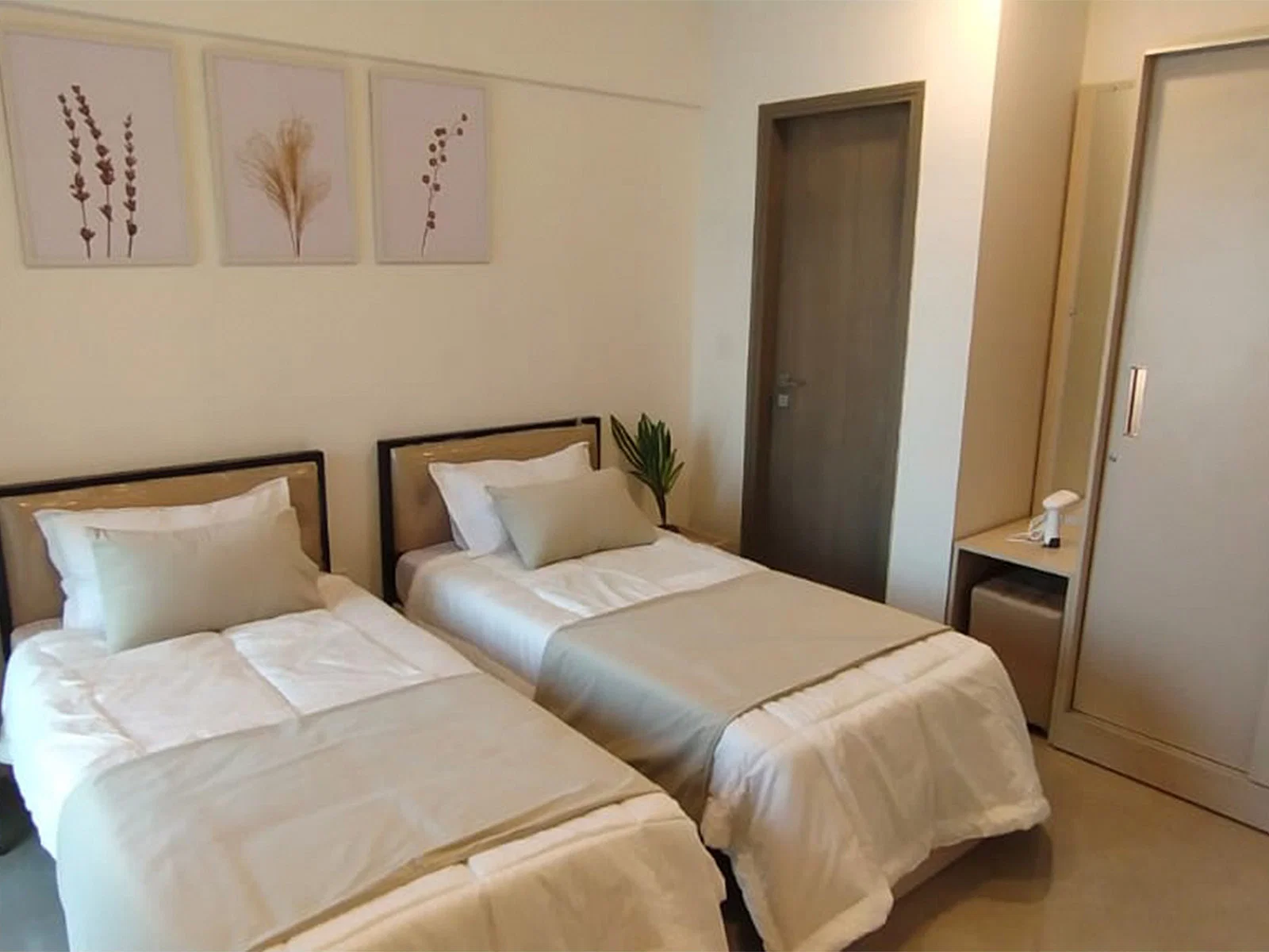 Z Bliss: Rooms Close to BKC - Your Calm Getaway