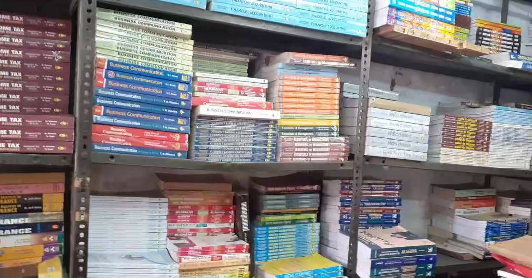 Book on shelves

Vishal Book Store in Lucknow